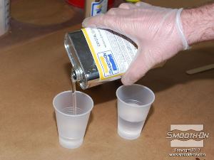 לחיצה להגדלת תמונה מודדים את הבסיס והמקשה של פוליאוריטן שקוף ושביר- SMASH! ביחס ערבוב 1:1 לפי נפח.