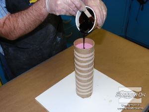 לחיצה להגדלת תמונה שופכים את הפוליאורתן ליציקה-  SMASH! אל תבנית הסיליקון בזרם חלש, כדי להפחית את בועות האוויר.