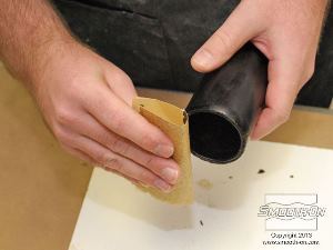 לחיצה להגדלת תמונה משייפים בזהירות את תחתית בקבוק ה SMASH עד שתהיה שטוחה.