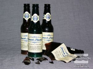 לחיצה להגדלת תמונה מדביקים תוויות על הבקבוקים השבירים. קשה להגיד מי מהבקבוקים אמיתי ומי לא!