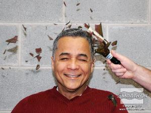 לחיצה להגדלת תמונה הבקבוק מוכן לשבירה על הבמה או בטלוויזיה.