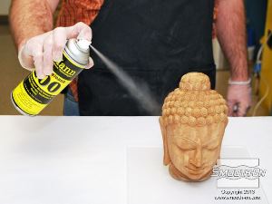 לחיצה להגדלת תמונה ניתן לרסס חומר הפרדה לתבנית סיליקון  Ease Release® 200,  על המודל כדי לסייע בחליצה.