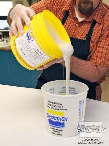 לחיצה להגדלת תמונה שופכים את הבסיס אל מיכל המדידה.