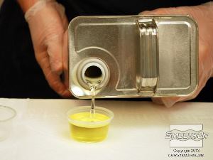 לחיצה להגדלת תמונה שופכים את הכמות הרצויה של בסיס הSmooth-Cast® 325 אל מיכל ערבוב.