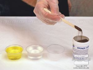 לחיצה להגדלת תמונה אבקות המתכת של Smooth-On הן בעובי של -325 mesh (דקות מאוד) ולכן מתערבבות בקלות עם שרף פוליאוריטן ה Smooth-Cast® 325.