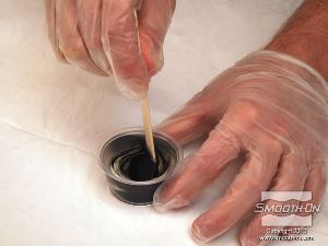 לחיצה להגדלת תמונה מערבבים את הפיגמנט עם חלק B עד שמתקבל גוון אחיד, לפי שמערבבים אותו עם חלק A.