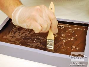 לחיצה להגדלת תמונה התערובת תמשיך להתעבות בזמן המריחה. ברגע שהחומר מתחיל להיות דביק Tacky מפסיקים למרוח. בשלב זה, יותר מדי מריחה עלולה לפגוע ביציקה.