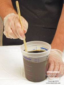 לחיצה להגדלת תמונה לפני הערבוב על חלק A, יש לוודא שהצבען וחלק B מעורבבים היטב.