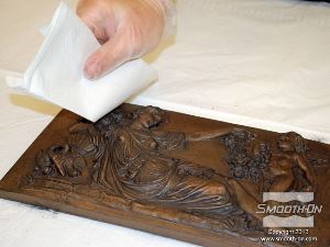 לחיצה להגדלת תמונה מניחים למשחת הנעליים להתייבש ולאחר מכן עוברים עליה עם בד רך ויבש כדי להסיר שאריות.