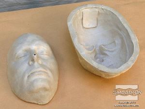 לחיצה להגדלת תמונה עבור התהליך משתמשים בתבנית חיובית (זכר) ותבנית שלילית  (נקבה) של פני המודל שהוכנו בעזרת פוליאוריתן למריחה Shell Shock וPlasti-Paste II.