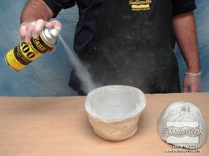 לחיצה להגדלת תמונה מרססים שכבה דקה של חומר הפרדה לתבניות Ease Release® 200 על חצי התבנית השלילי. 