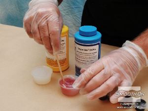 לחיצה להגדלת תמונה מערבבים את ה פיגמנט לסיליקון Silc Pig בחלק המקשה של הDragon Skin® FX-Pro.