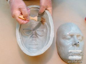 לחיצה להגדלת תמונה מורחים בעזרת מברשת שכבה של Dragon Skin® FX-Pro על גם על חצי התבנית השלילי.