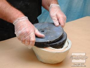 לחיצה להגדלת תמונה משתמשים במשקולות כדי לשמר את הלחץ בזמן התמצקות החומר.