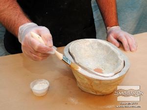 לחיצה להגדלת תמונה מורחים אבקת טלק מסביב לתבנית כדי להפחית את דביקות ג'ל הסיליקון.