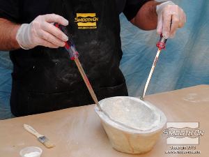 לחיצה להגדלת תמונה פותחים את התבנית לאט ובזהירות בעזרת שני מברגים.