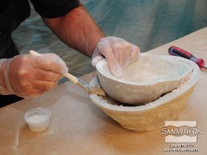 לחיצה להגדלת תמונה מפרידים את חצי התבנית לאט ומורחים עוד מעט טלק כדי להקל על התהליך.