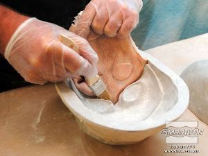 לחיצה להגדלת תמונה מוציאים את יציקת סיליקון Dragon Skin® FX-Pro מחצי התבנית השלילי בעזרת מברשת ואבקת טלק.