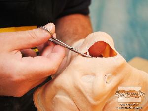 לחיצה להגדלת תמונה חותכים בזהירות, בעזרת מספריים חדות, את חורי הפה, עיניים ואף.