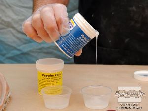 לחיצה להגדלת תמונה מודדים כמות שווה של מקשה ה Psycho Paint®. יחס הערבוב הוא 1:1 לפי נפח או משקל.