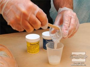 לחיצה להגדלת תמונה מערבבים את שני מרכיבי ה Psycho Paint® בכוס ערבוב גדולה.