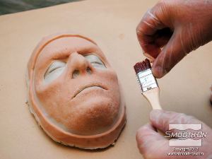 לחיצה להגדלת תמונה בעזרת המברשת מורחים את הצבע על המסיכה.