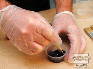 לחיצה להגדלת תמונה מערבבים כמות קטנה של פיגמנט לסיליקון Silc Pig כחול וSilc Pig שחור במנה של Psycho Paint® נקי.