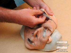 לחיצה להגדלת תמונה לאחר שסיליקון הPsycho Paint® התמצק, חותכים את הפלשאים (גראדים) בעזרת מספרים חדים.