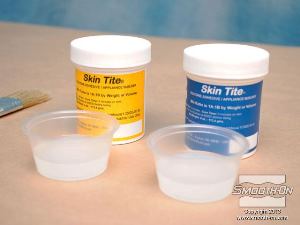 לחיצה להגדלת תמונה מודדים כמות קטנה של דבק סיליקון לעור Skin Tite. יחס הערבוב של המרכיבים הוא 1A:1B לפי נפח.