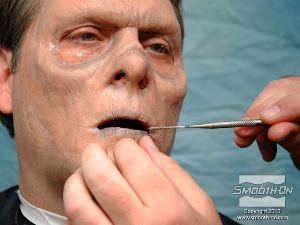 לחיצה להגדלת תמונה מורחים בזהירות סיליקון Skin Tite באזור הפה.