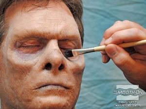 לחיצה להגדלת תמונה מאפרים את המסיכה בעזרת איפור רגיל כדי לחזק את אפקט שילוב המסיכה עם עור המודל.