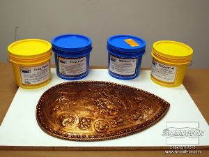 לחיצה להגדלת תמונה המודל אותו מעתיקים הוא מגן רומאי מעוטר.