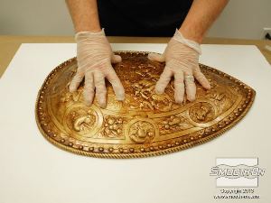 לחיצה להגדלת תמונה לוחצים את המגן על גבי הלוח כדי להבטיח שישר במקומו בזמן תהליך הכנת התבנית.