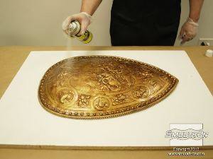 לחיצה להגדלת תמונה מרססים שכבה דקה של חומר ההפרדה לתבנית סיליקון Ease Release® 200 על כל משטחי המודל כדי לאפשר שחרור קל של הפוליאוריתן בהמשך.