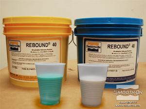 לחיצה להגדלת תמונה מודדים את שני החלקים של סיליקון  למריחה Rebound 40. יחס הערבוב הוא 1:1 לפי נפח.