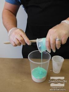 לחיצה להגדלת תמונה שופכים את שני המרכיבים של הRebound 40 למיכל ערבוב נקי.