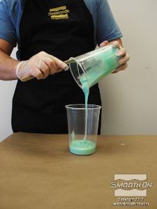 לחיצה להגדלת תמונה שופכים את החומר למיכל אחר ומערבבים שוב עד שמתקבל המרקם הרצוי.