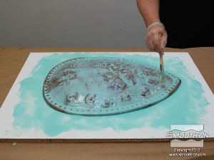 לחיצה להגדלת תמונה מורחים שכבה דקה של גומי סיליקון למריחה Rebound 40 על כל משטחי המודל, גם על הלוח.