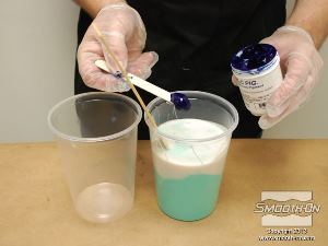 לחיצה להגדלת תמונה מוסיפים כמות קטנה של פיגמנט לסיליקון Silc Pig לתערובת הסיליקון Rebound 40. מערבבים את כל החומרים ביסודיות. משתמשים בשיטת הערבוב הכפול, כפי שנעשתה לשכבה הראשונה.