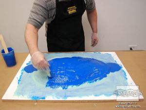 לחיצה להגדלת תמונה לאחר ערבוב החומרים, מורחים את השכבה השניה של הסיליקון למריחה על גבי השכבה הראשונה.