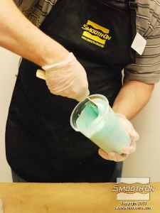 לחיצה להגדלת תמונה בעזרת מסמיך לסיליקון  Thi-Vex ניתן להכין סיליקון עבה וסמיך (Thick) כדי למלא אנדרקאטים - מקומות עם זוויות שליליות ואזורים שעלולי להיות חלשים.