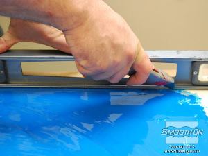 לחיצה להגדלת תמונה לאחר שהסיליקון מתמצק חותכים קצוות ישרים מסביב למגן בעזרת סכין יפנית וקצה ישר.