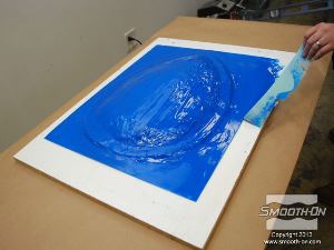 לחיצה להגדלת תמונה מקלפים את שאריות ה גומי סיליקון למריחה מהלוח.