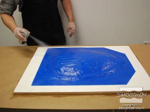 לחיצה להגדלת תמונה מרססים שתי שכבות של חומר הפרדה על בסיס סיליקון Universal Mold Release® על כל המשטחים כדי לאפשר חליצה קלה של מעיל התמיכה.