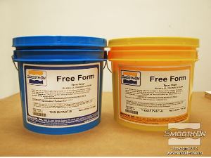 לחיצה להגדלת תמונה בצק אפוקסי Free Form נבחר להכנת מעיל התמיכה מכיוון שהוא חזק וקל במיוחד.