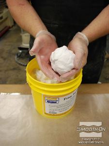 לחיצה להגדלת תמונה בצק אפוקסי Free Form הוא קל ביותר ופשוט לעבוד איתו ביד.