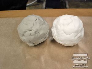 לחיצה להגדלת תמונה מודדים כמות שווה של שני מרכיבי בצק האפוקסי Free Form לפי נפח.