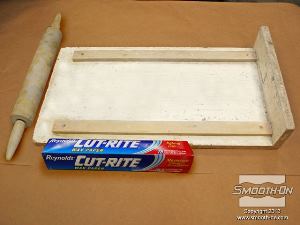 לחיצה להגדלת תמונה כדי לרדד את בצק האפוקסי משתמשים בקרש, מארוך ונייר שעווה.