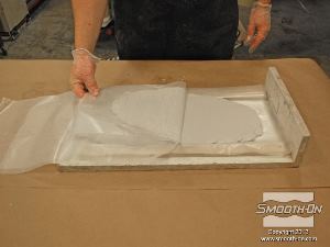 לחיצה להגדלת תמונה מסירים את שכבת נייר השעווה העליונה וחושפים את בצק האפוקסי החלק. עובי הבצק הרצוי הוא כ1 ס