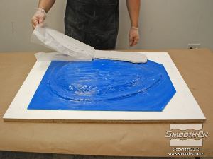 לחיצה להגדלת תמונה לוחצים את הבצק על התבנית ומסירים את נייר השעווה.